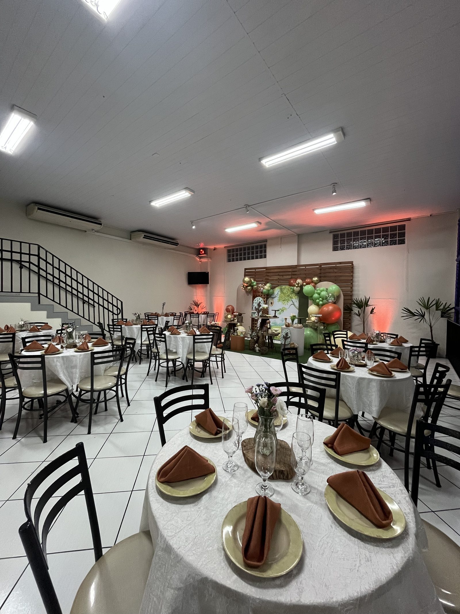 Salão inteiro com tema jardim