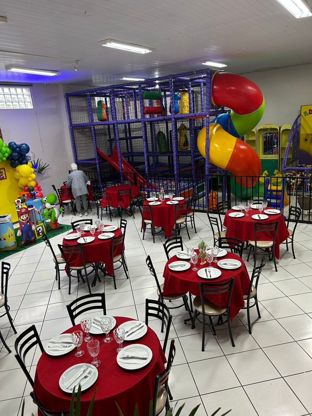 Mesas montadas com brinquedão ao fundo